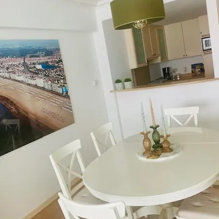 Westside Met Zicht Op Zee En Het Rubensplein. Ligging! Lägenhet